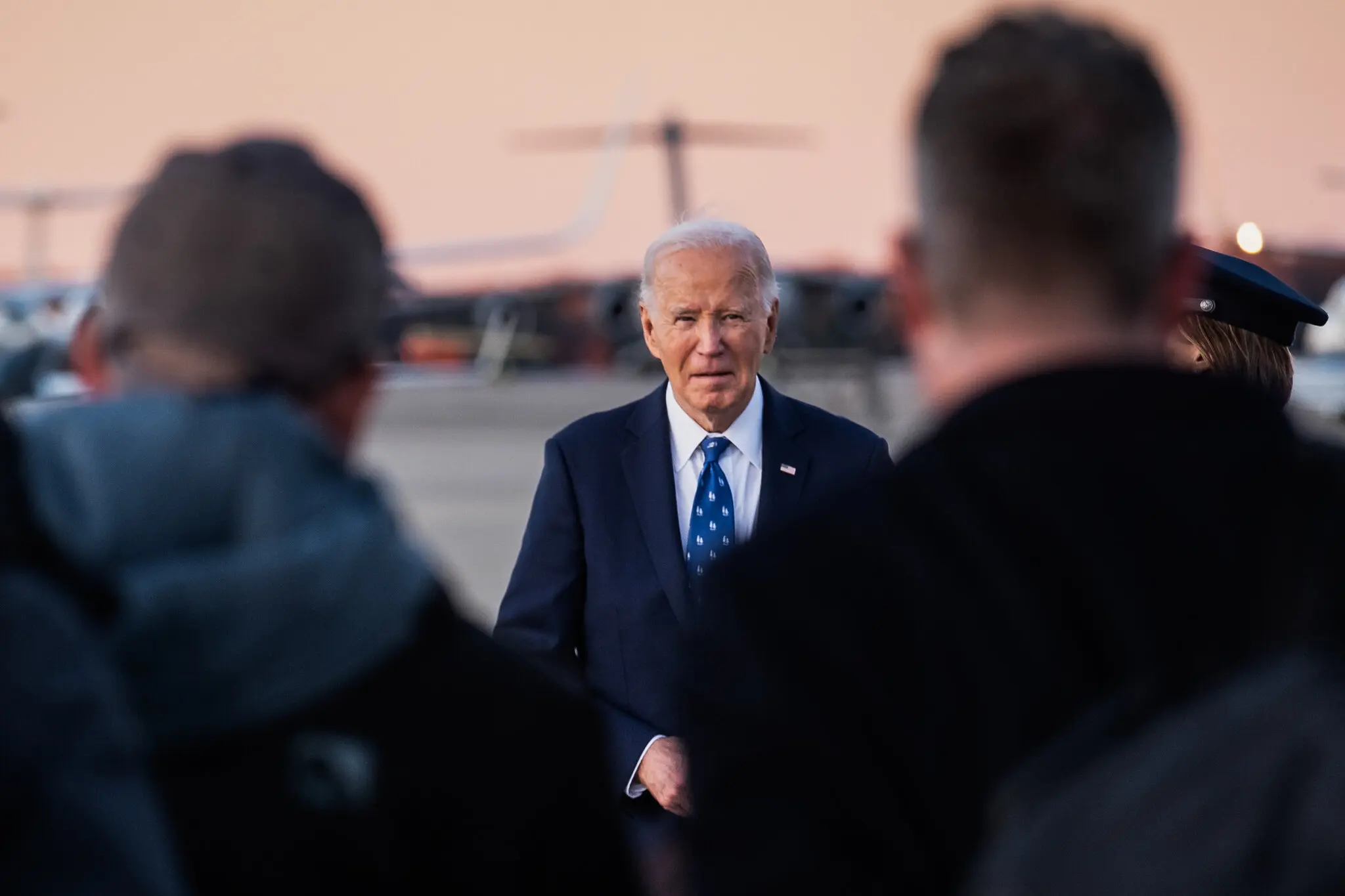 Байден назвав конфлікт Трампа і Зеленського «приниженням Америки», а його підхід до миру з Росією – «сучасним умиротворенням»